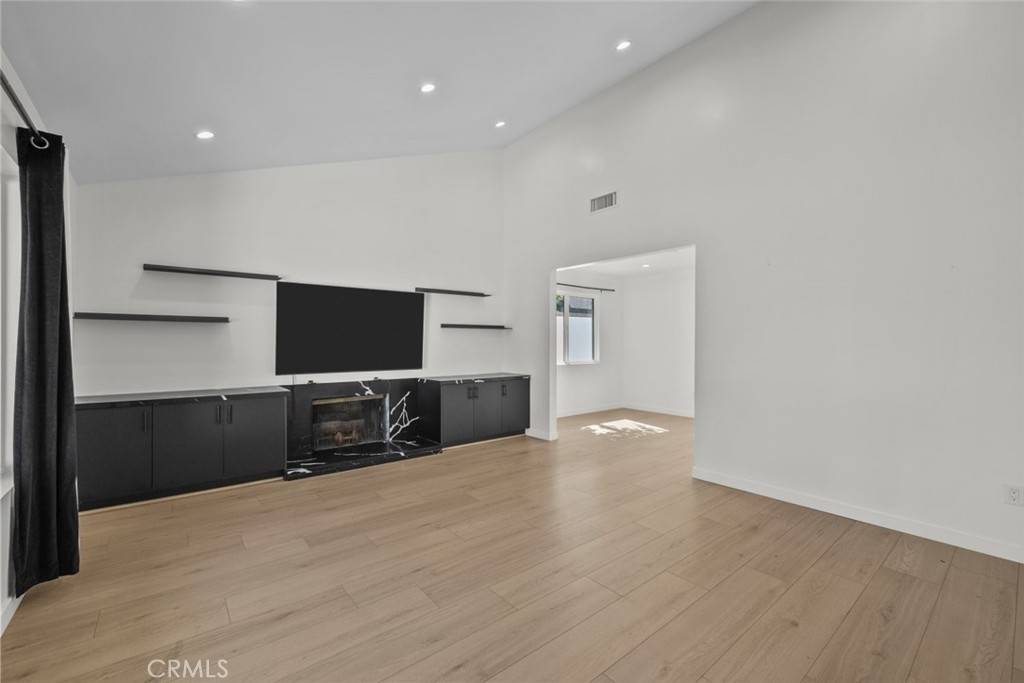 Newhall, CA 91321,24431 La Glorita CIR