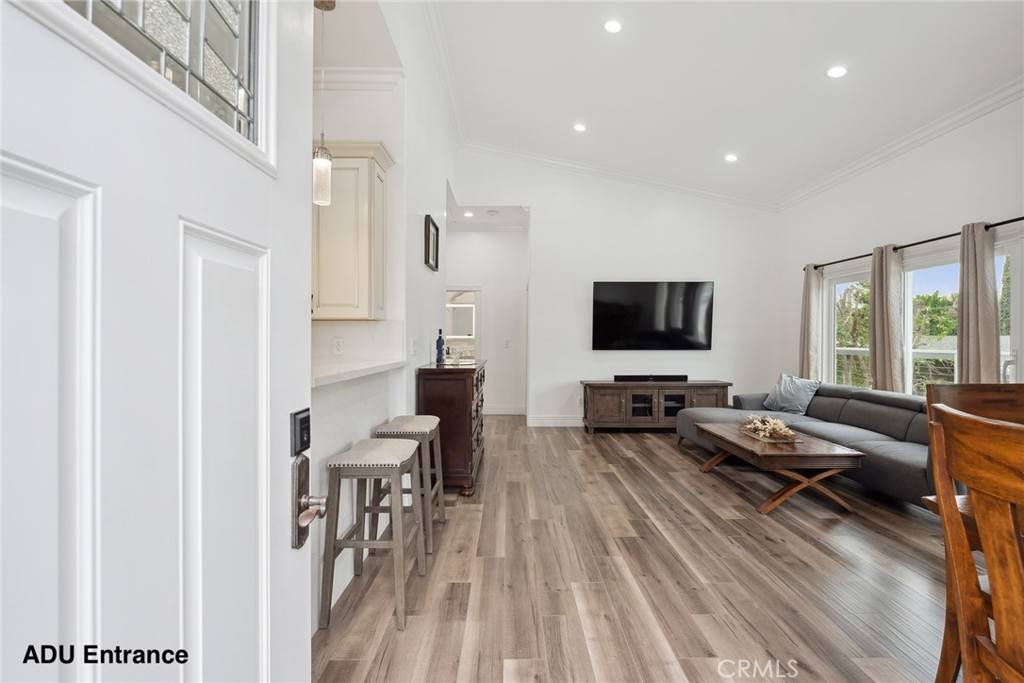 Woodland Hills, CA 91364,5254 Don Pio DR