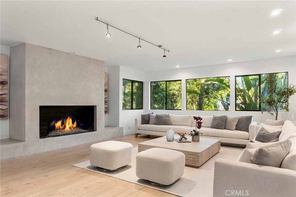 Woodland Hills, CA 91364,5265 Del Moreno DR