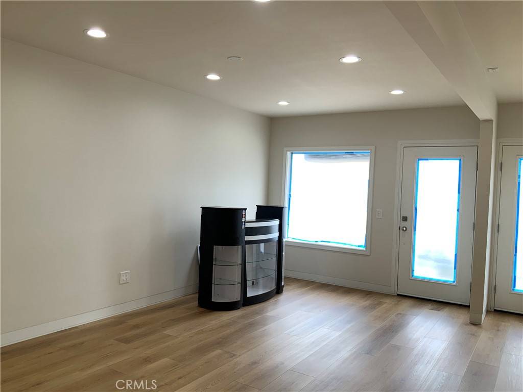 Canoga Park, CA 91303,7129 Owensmouth AVE