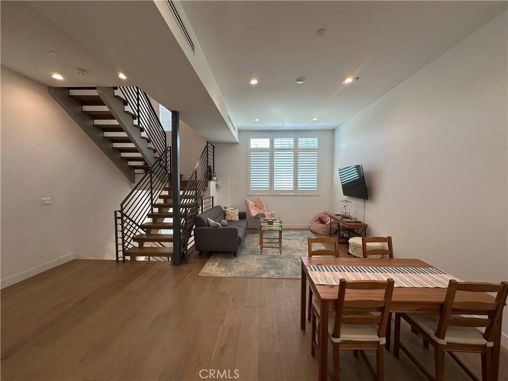 Los Angeles, CA 90034,3103 S Dakota DR