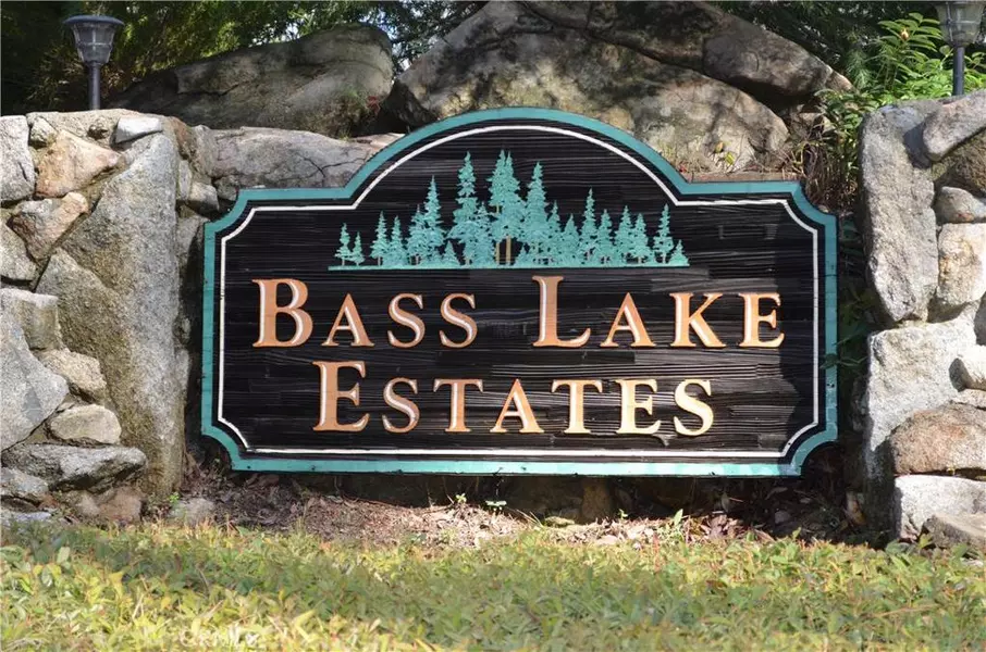 37 Creekside LN, Bass Lake, CA 93604