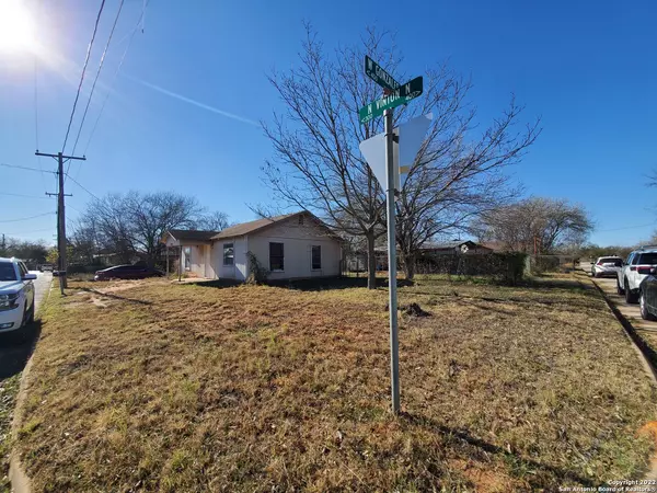 Pearsall, TX 78061,327 Vinton St