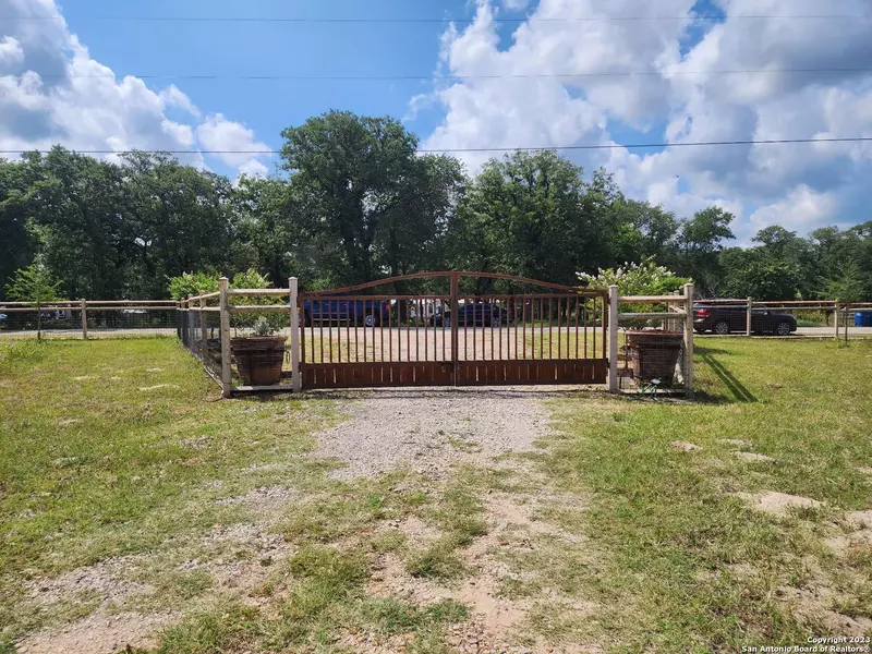 1208 COUNTY ROAD 317, La Vernia, TX 78121-5740