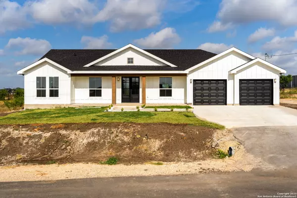 141 Flor del Sol St, Atascosa, TX 78207