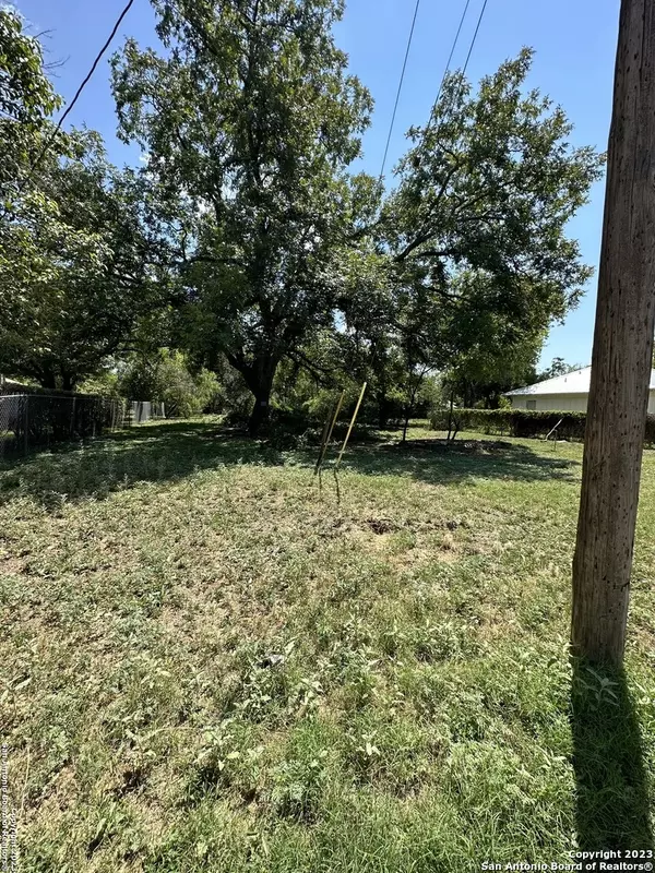 Uvalde, TX 78801,335 Nopal ST