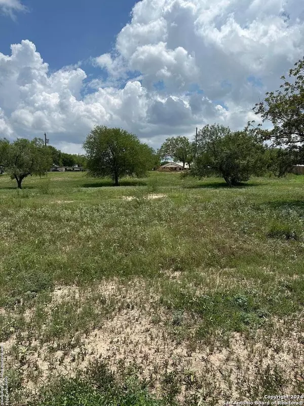 212 Country Club Ln, Uvalde, TX 78801