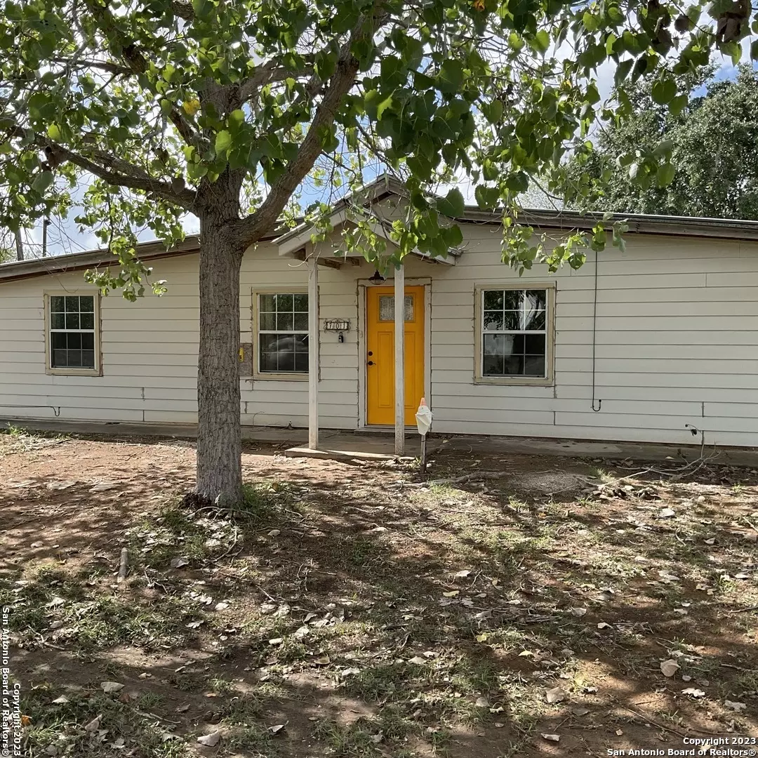 Floresville, TX 78114-1605,701 4TH ST