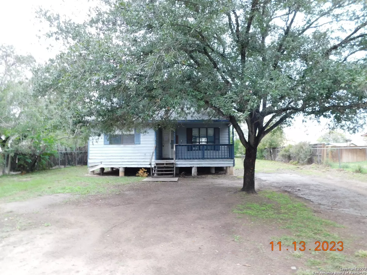 Devine, TX 78016-2626,505 SAYERS DR