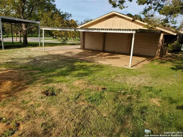 Floresville, TX 78114-2900,1903 3RD ST