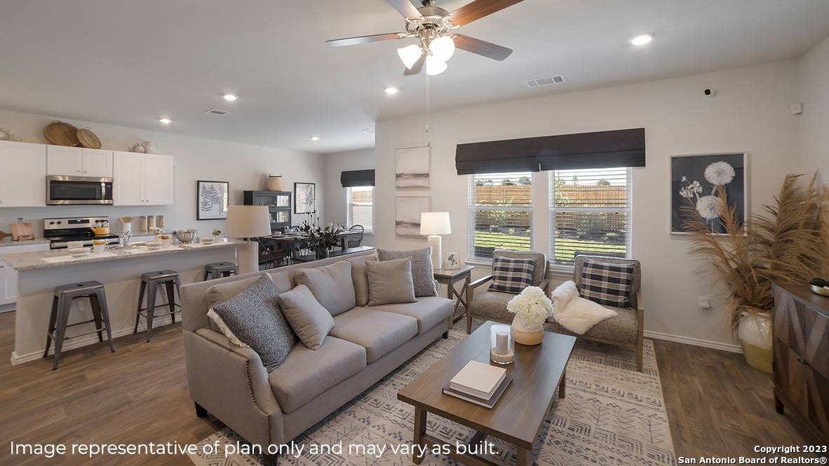 Floresville, TX 78114,252 Middle Green Loop