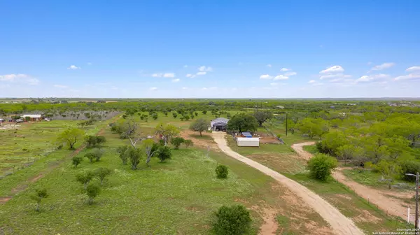 Devine, TX 78016,169 County Road 2660