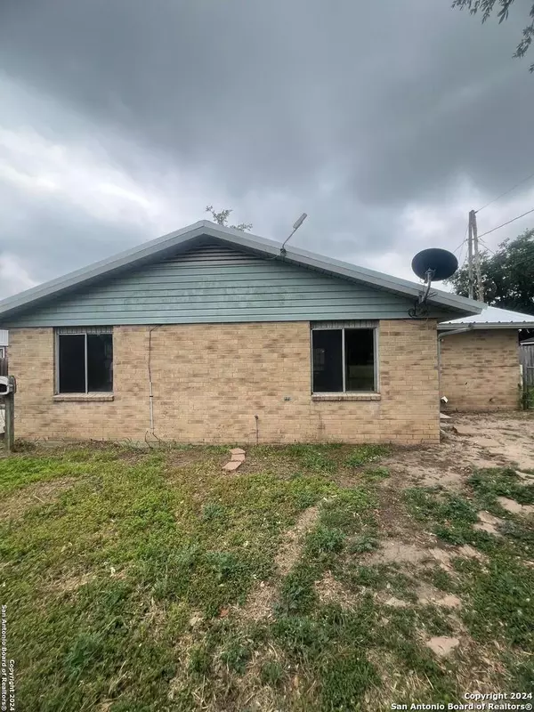 Three Rivers, TX 78071,1504 Cadillac Dr