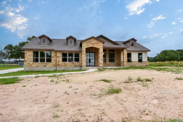 607 JACK NICKLAUS DR, Devine, TX 78016