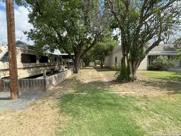 Sabinal, TX 78881,409 May St