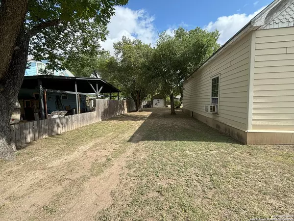 Sabinal, TX 78881,409 May St