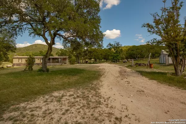 Utopia, TX 78884,1506 Thanksgiving Road