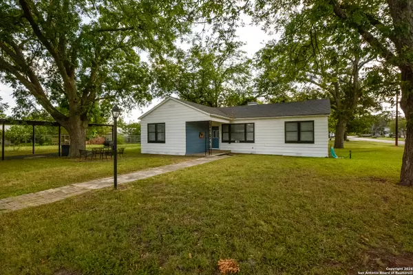 467 Oak Street, Utopia, TX 78884