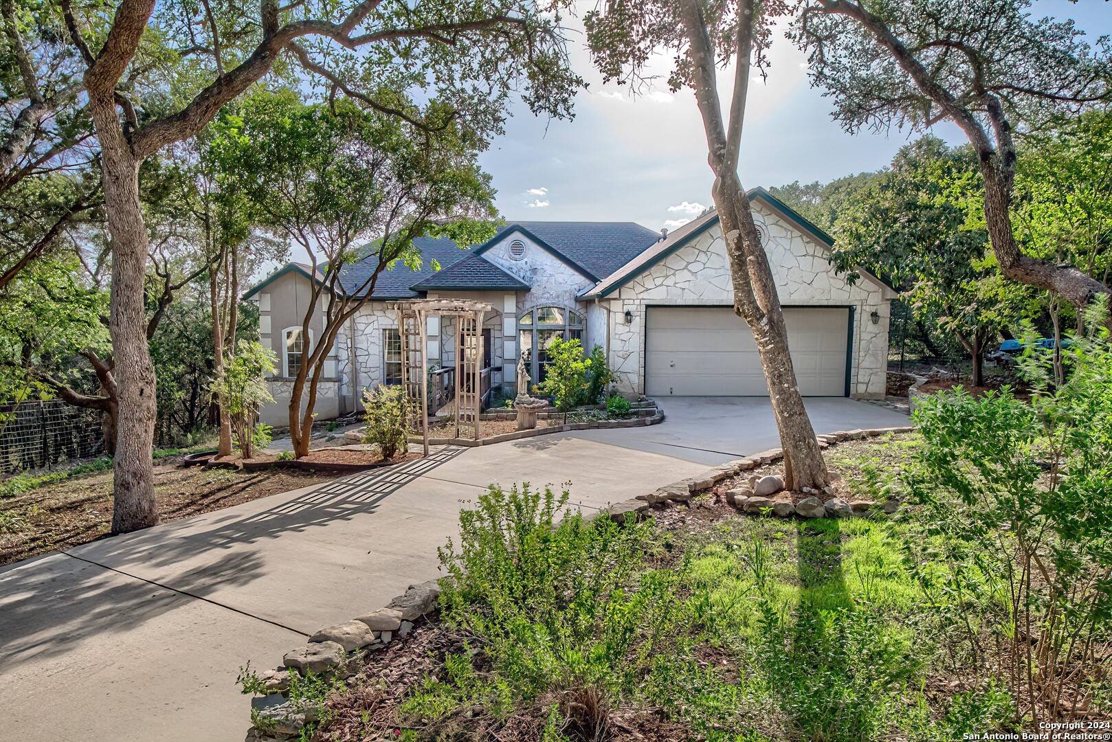 1190 NORTHLAKE DR, Lakehills, TX 78063-6334