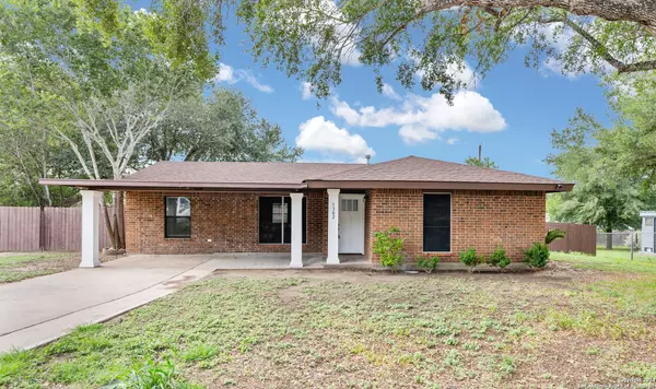 1302 Amy St, George West, TX 78022