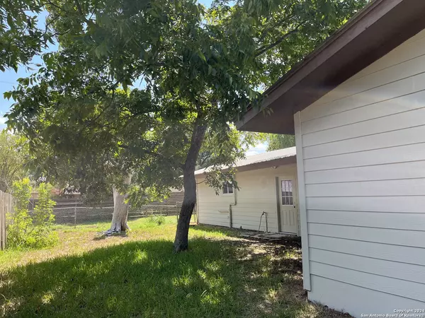 Pearsall, TX 78061,1306 san marcos