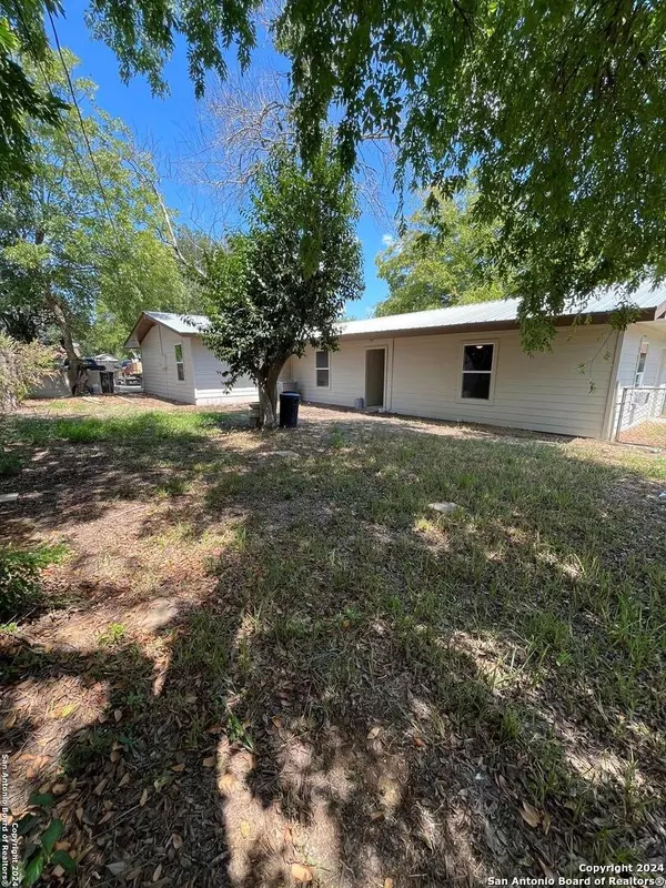 Pearsall, TX 78061,1306 san marcos