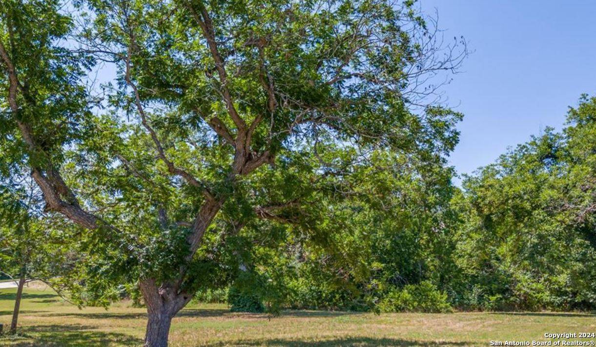 Seguin, TX 78155,8 HAMPTON DR