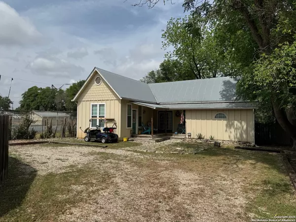 602B 10th, Bandera, TX 78003