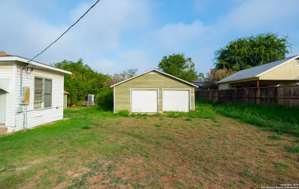 Floresville, TX 78114-1905,1009 A ST