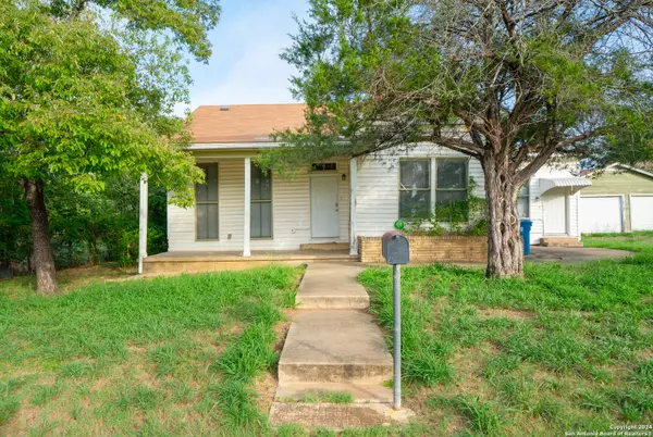 1009 A ST, Floresville, TX 78114-1905