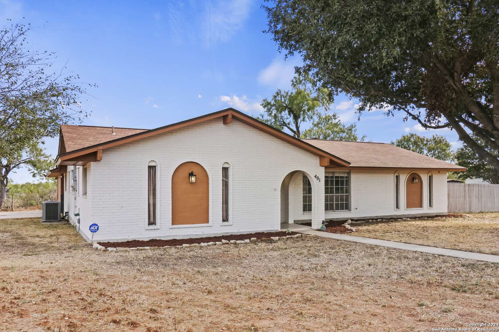Devine, TX 78016-2403,401 BLUEBONNET AVE