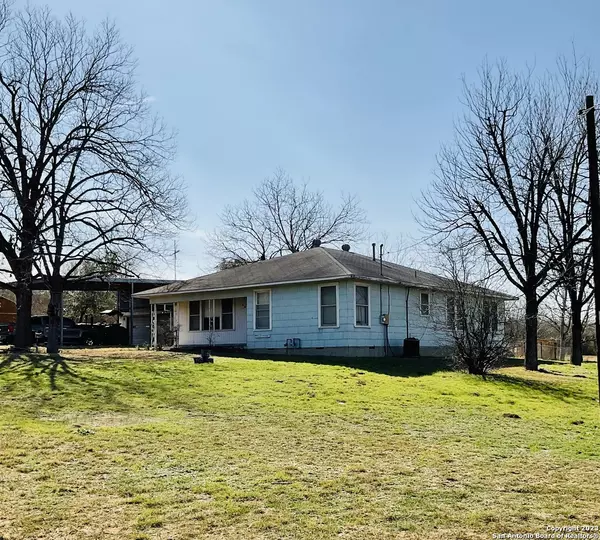 1901 3RD ST, Floresville, TX 78114