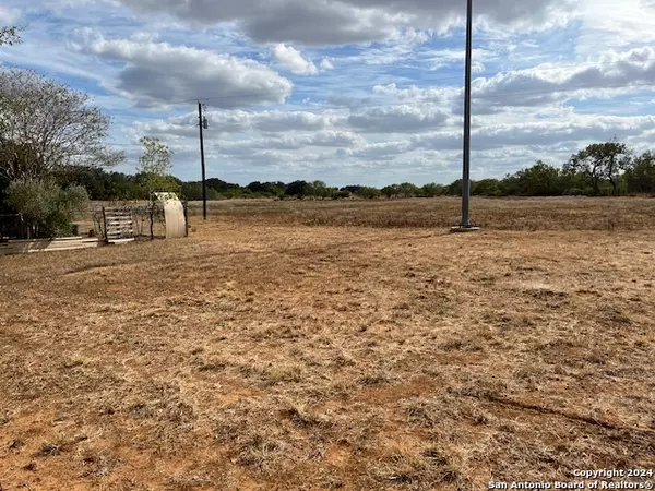 324 PR 326, Jourdanton, TX 78064