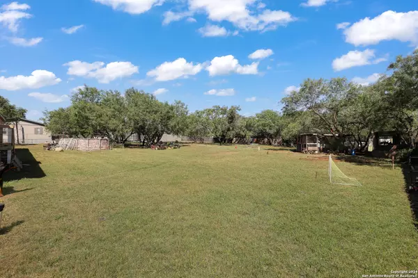 414 Cr 6842 Lytle, Lytle, TX 78052