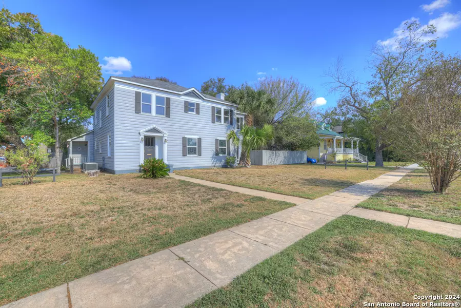 601 Bowie, Luling, TX 78648