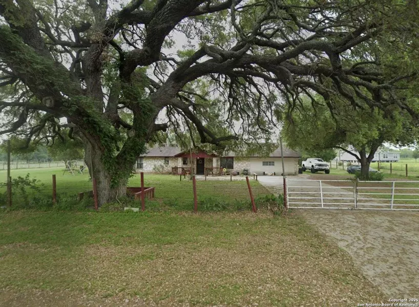 7824 ROCKPORT RD, Von Ormy, TX 78073-4216