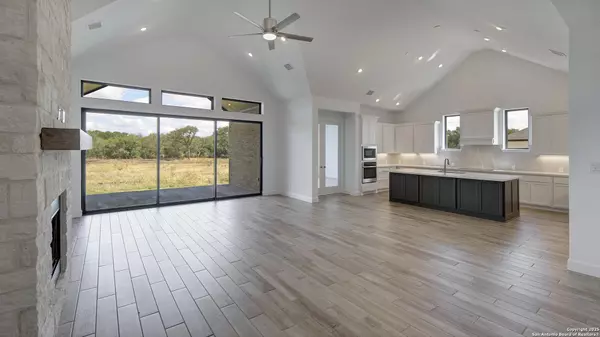 Castroville, TX 78009,187 Lacey Oak