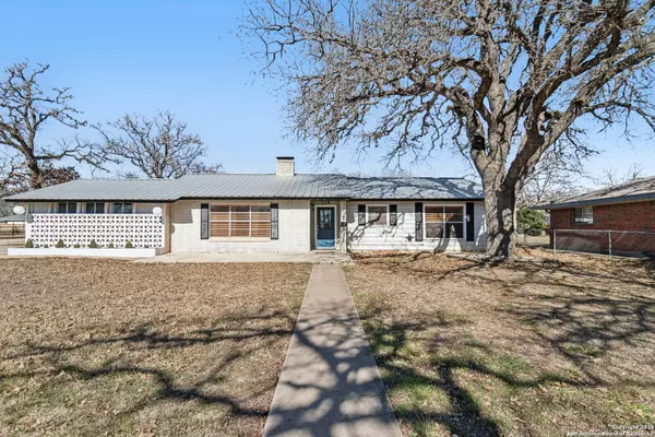 135 Oak Way, Kerrville, TX 78028