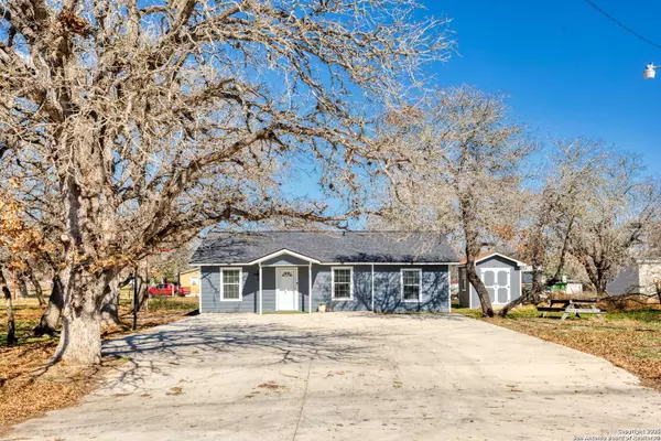 305 CREEKVIEW DR, Floresville, TX 78114-9361