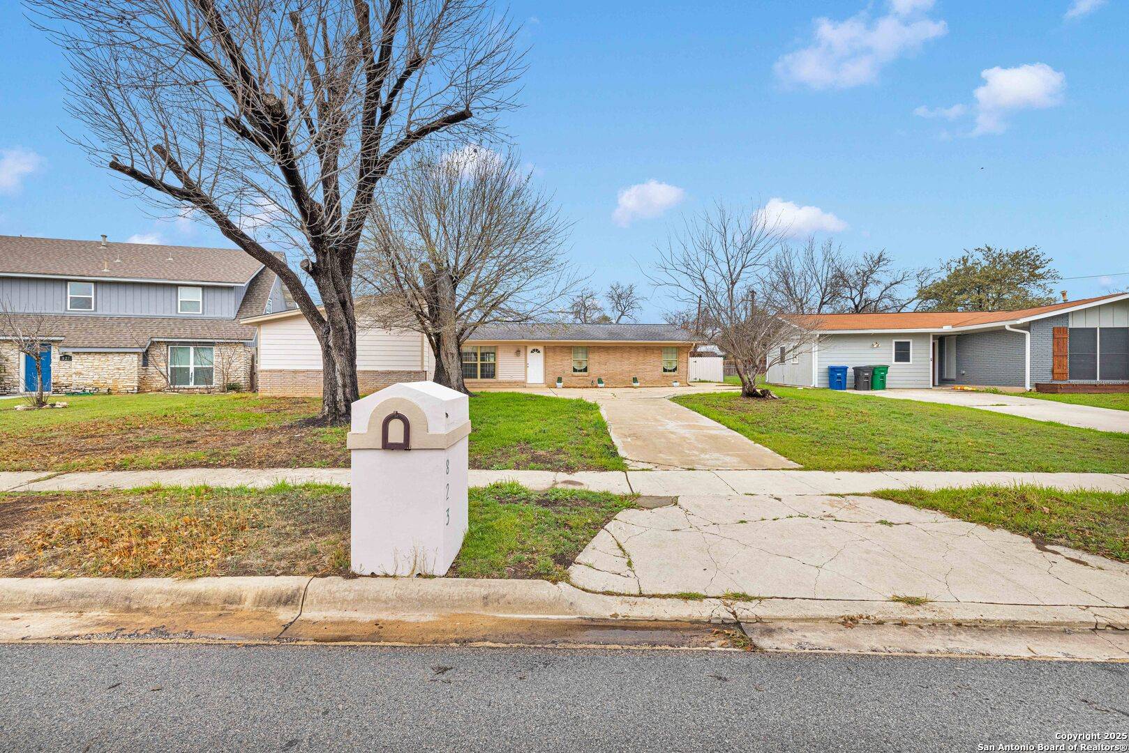 823 BRIARCLIFF DR, San Antonio, TX 78213-2207
