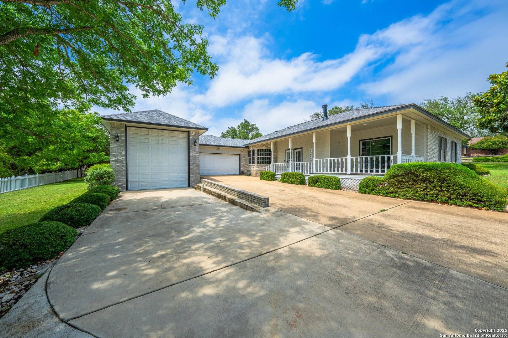 1701 MOUNTAIN LAUREL, Kerrville, TX 78028-3807