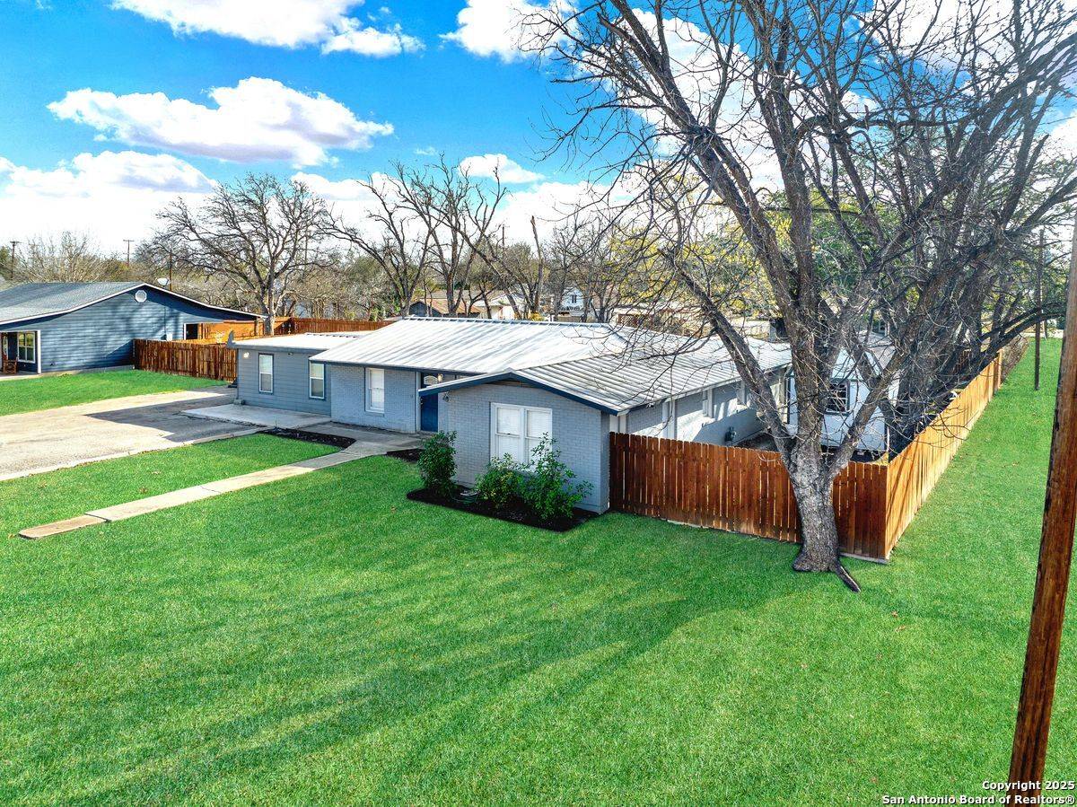 2209 Avenue V, Hondo, TX 78861