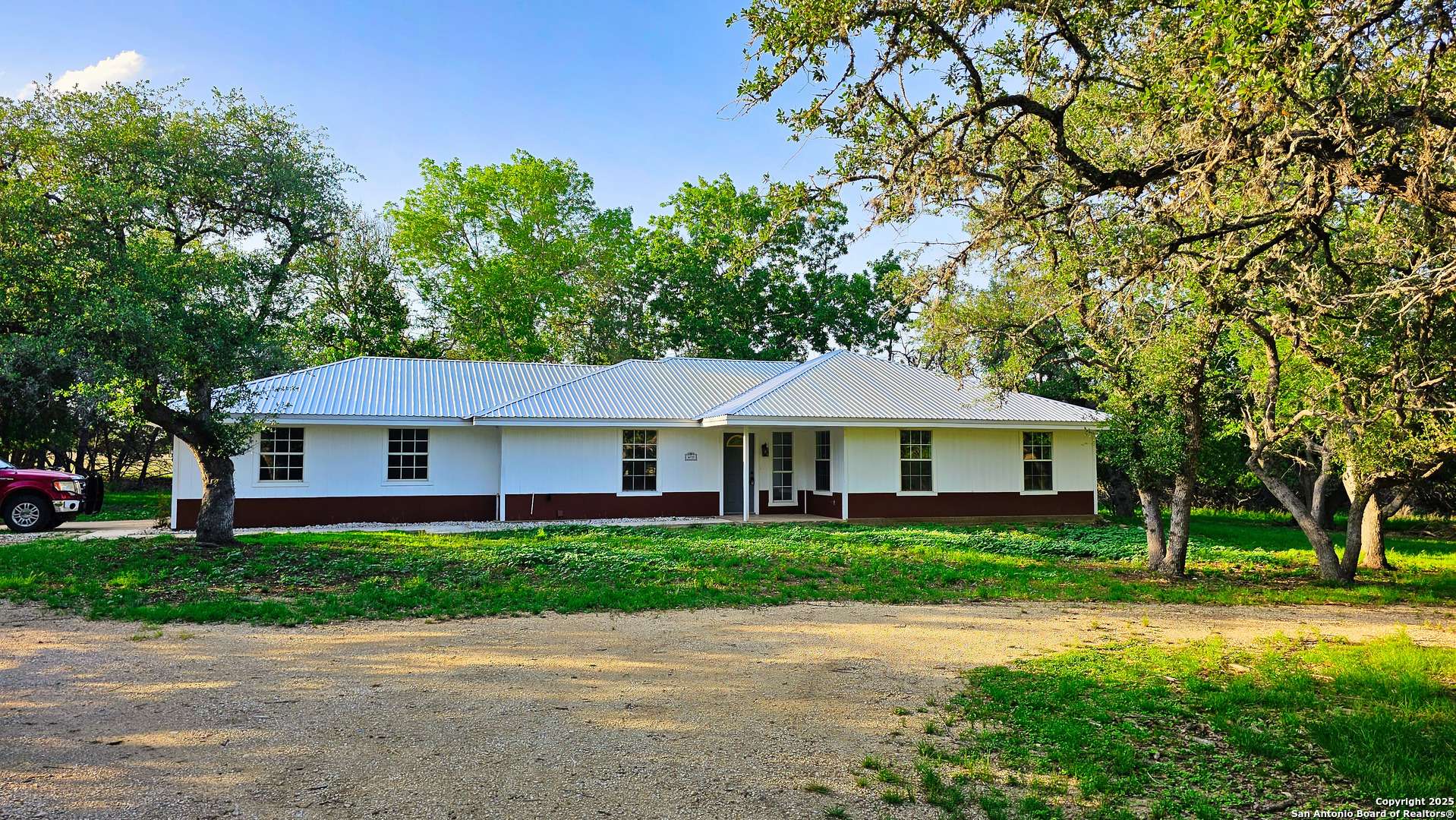 675 Lacey Dr, Bandera, TX 78003