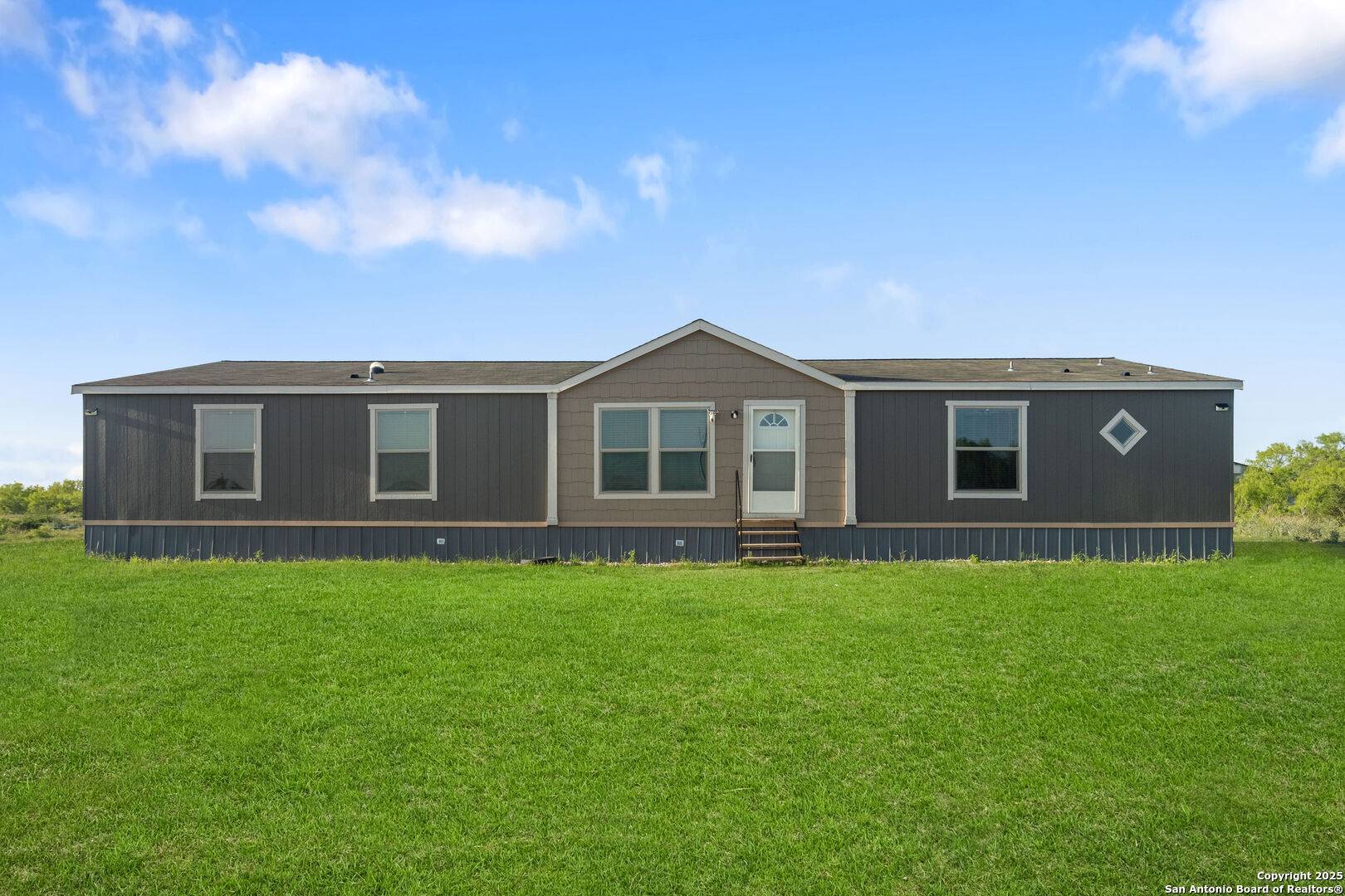 985 Lobo, Hondo, TX 78861