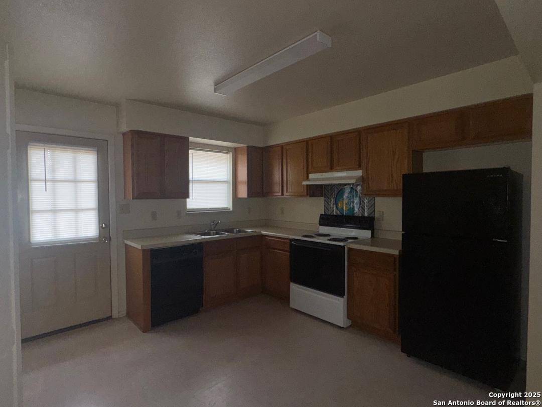 Pleasanton, TX 78064,823&827 Dallas