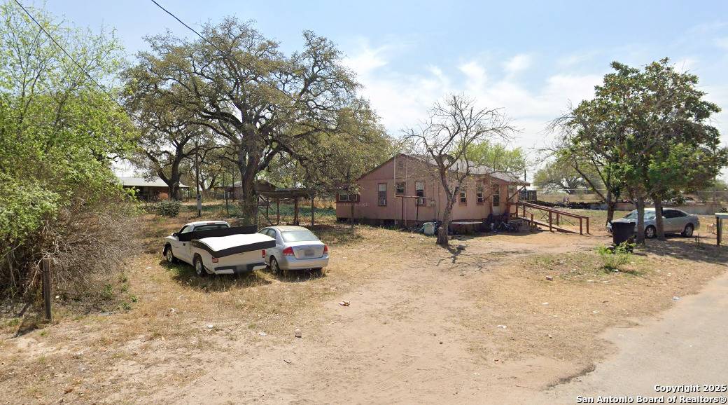 818 Flores, Devine, TX 78016