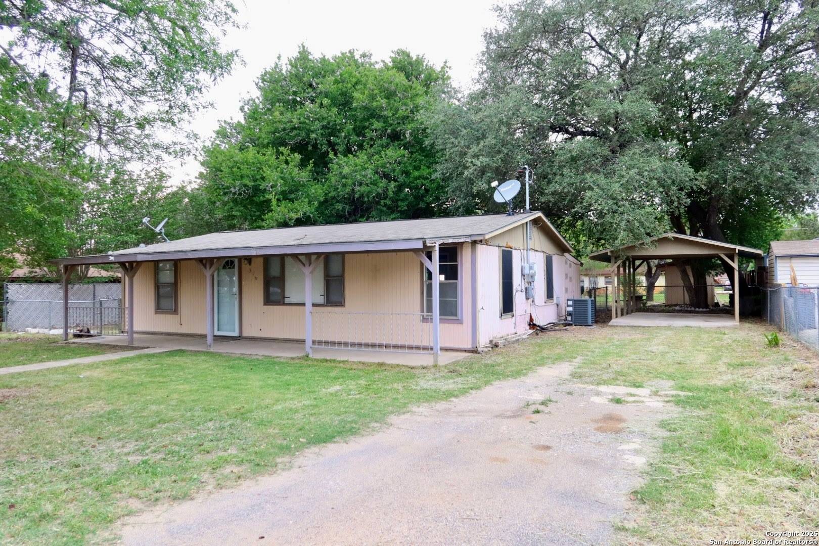 Devine, TX 78016,316 W COLONIAL PKWY