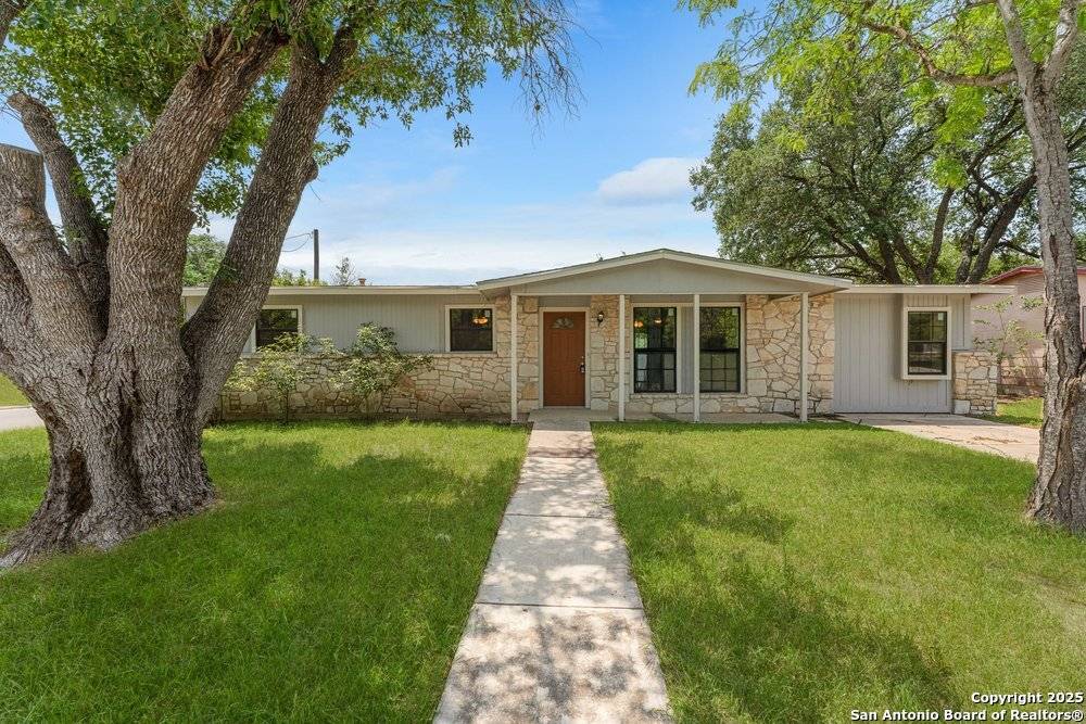 202 Hillview Dr, Universal City, TX 78148