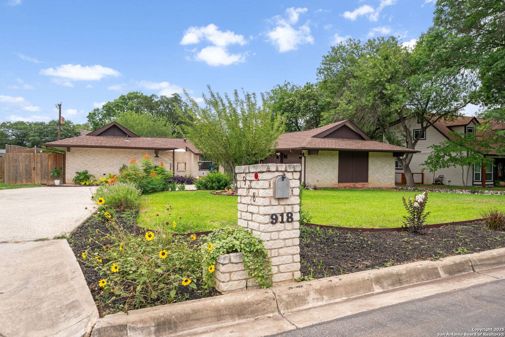 918 Mount Rainier, San Antonio, TX 78213