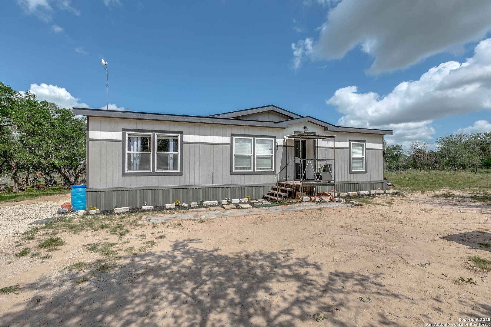 140 County Road 7866, Devine, TX 78016